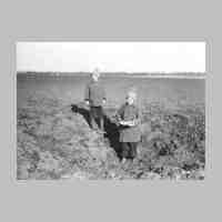 011-0260 Wolf-Dietrich und Eckhard suchen im April 1943 russische Bombensplitter auf dem Acker.jpg